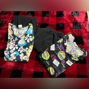 Lot of scrubs 2 pants 2 tops. Xs